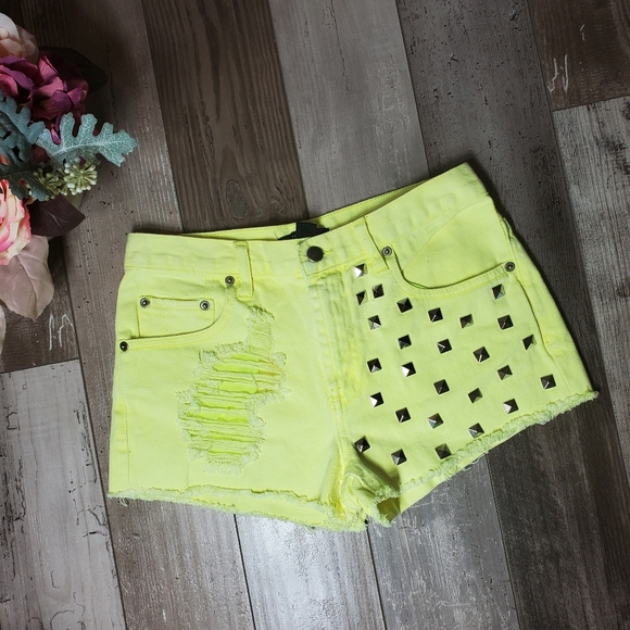 Forever 21 Bright Yellow Studded Distressed Jean Shorts Bootie Shorts Size 26 - Picture 10 of 16
